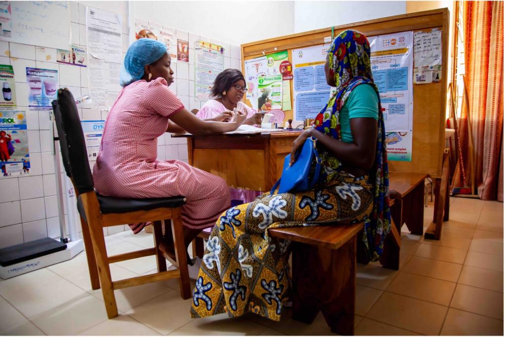 Bonfo KOUSSOUA reçoit les mamans en consultation pré-natale.