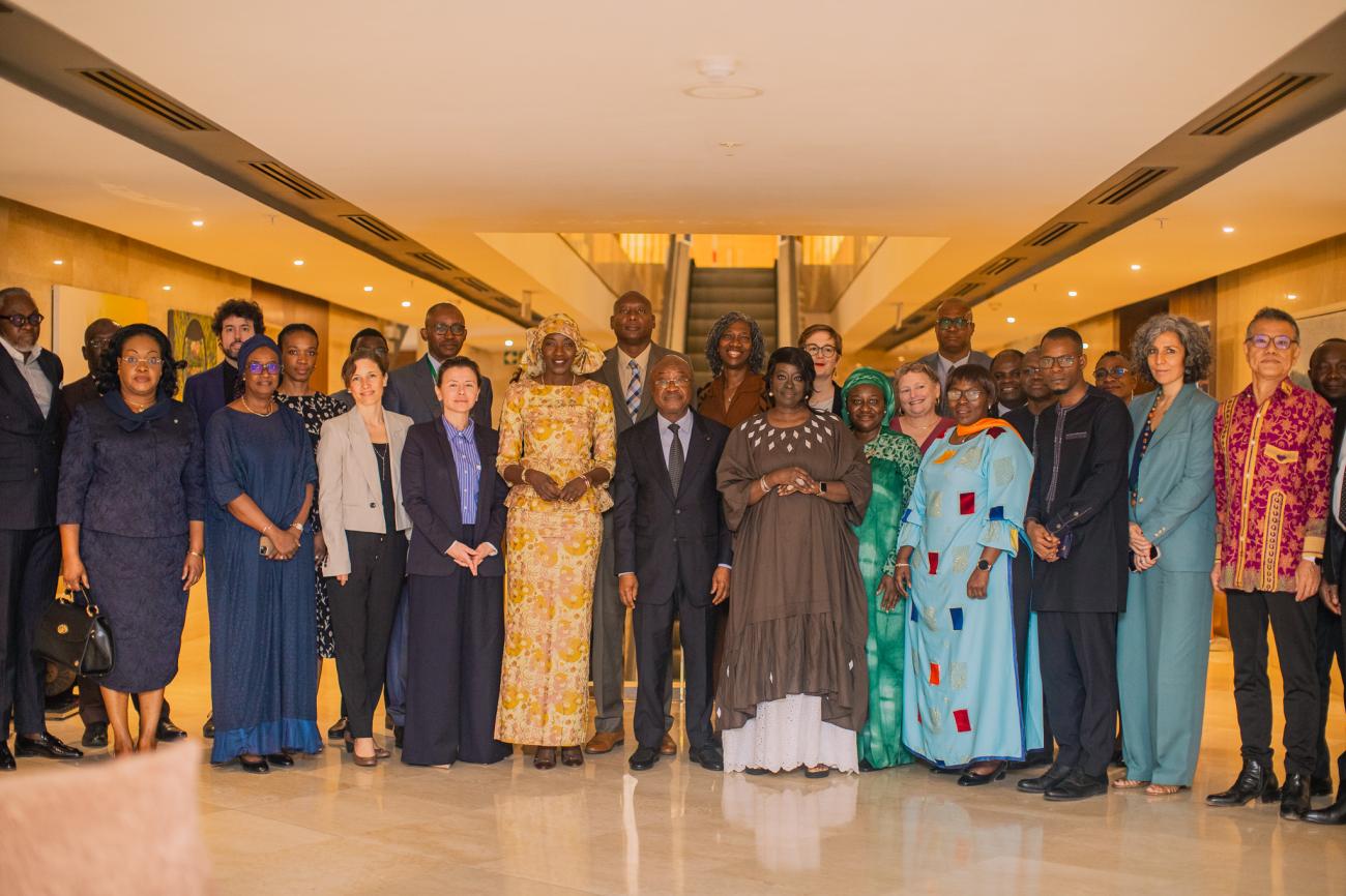 Photo de famille de l'ensemble des partenaires techniques et financiers du Togo avec M. Essowè Georges Barcola, ministre de l’Économie et des Finances.