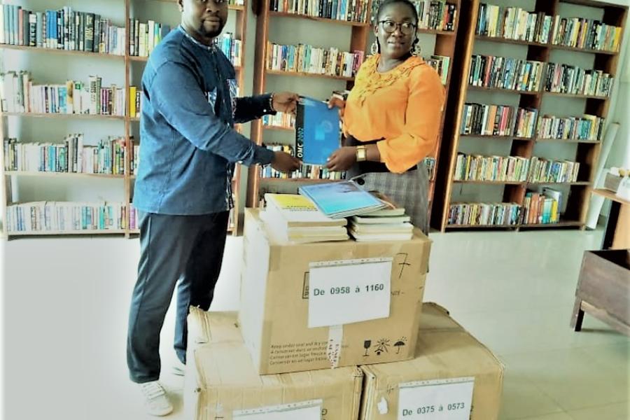 Remise de documents à la maison des jeunes de Lomé