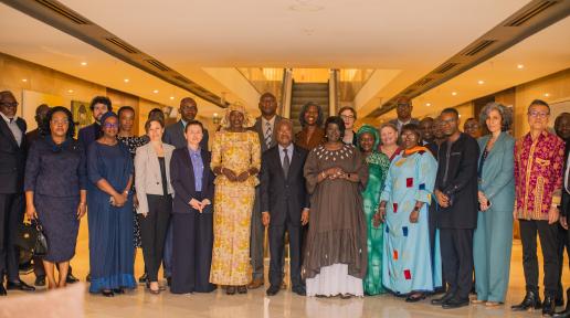 Photo de famille de l'ensemble des partenaires techniques et financiers du Togo avec M. Essowè Georges Barcola, ministre de l’Économie et des Finances.